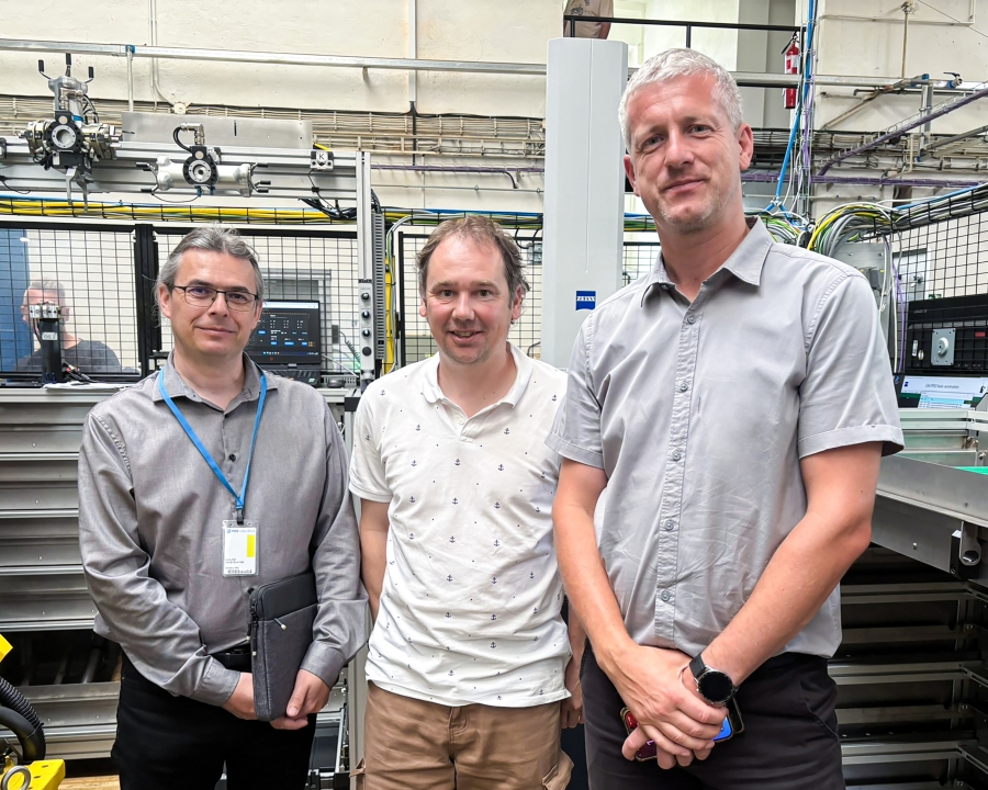 Zleva Jaroslav Vejrosta, Sales Manager Rotany, Jan Večeřa, Main CNC Programmer PBS Turbo, a Milan Dvořák, Head of Product Engineering PBS Turbo, před boxem bezobslužné linky.