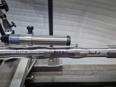 Fotodokumentace upnutí Tie Boltu v pracovním prostoru soustružnického centrum SP430 s detaily upnutí na jednotlivých koncích.